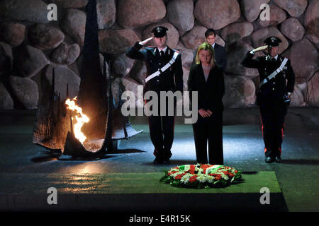 Gerusalemme, Israele. 16 Luglio, 2014. Ministro degli Affari Esteri di Italia, FEDERICA MOGHERINI, stabilisce una ghirlanda di fiori in memoria delle vittime della Shoah a una cerimonia commemorativa nella sala del ricordo a Yad Vashem Holocaust Museum. La FM ha visitato il museo, ha partecipato ad una cerimonia commemorativa e firmato il museo guest book. Credito: Nir Alon/Alamy Live News Foto Stock