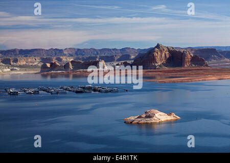 Il Lago Powell e case galleggianti a Wahweap Marina, vicino a pagina, Arizona, (lontano litorale è in Utah), STATI UNITI Foto Stock