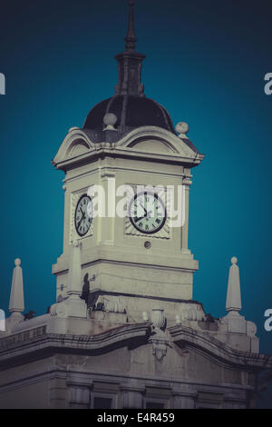 Vecchia Torre dell orologio in Plaza de Colon, Madrid, Spagna Foto Stock