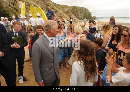 Watergate Bay, Cornwall, Regno Unito. 16 Luglio, 2014. Il Duca e la duchessa di Cornovaglia visita il ristorante 'Jamie Oliver's quindici Cornovaglia", gestito dalla carità Cornwall cibo Foundation. Le Loro Altezze Reali anche incontrato rappresentanti di azione di Surf, un ente di beneficenza dedicata al sostegno di veterani militari e delle loro famiglie, che opera sulla spiaggia a Watergate Bay. Credito: MPAK/Alamy Live News Foto Stock