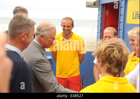 Watergate Bay, Cornwall, Regno Unito. 16 Luglio, 2014. Il Duca e la duchessa di Cornovaglia visita il ristorante 'Jamie Oliver's quindici Cornovaglia", gestito dalla carità Cornwall cibo Foundation. Le Loro Altezze Reali anche incontrato rappresentanti di azione di Surf, un ente di beneficenza dedicata al sostegno di veterani militari e delle loro famiglie, che opera sulla spiaggia a Watergate Bay. Credito: MPAK/Alamy Live News Foto Stock