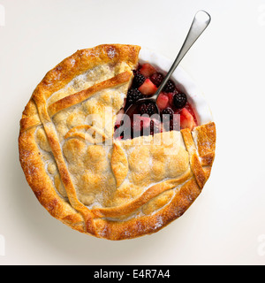 Blackberry e la torta di mele con la parte di crosta rimosso Foto Stock