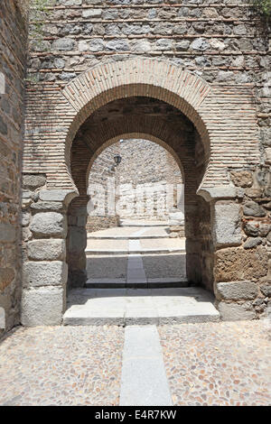 Porta nel centro storico di Toledo, Castilla-La Mancha, in Spagna Foto Stock