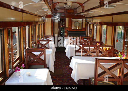 Ferrovie nazionali dello Zimbabwe Vettura ristorante / autobus interno Foto Stock