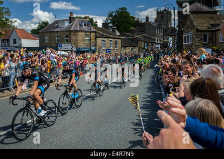 Cultura Sport: Chris Froome con il Team Sky voce attraverso Ilkley sul Gran partenza di Le Tour de France nello Yorkshire 2014 Foto Stock