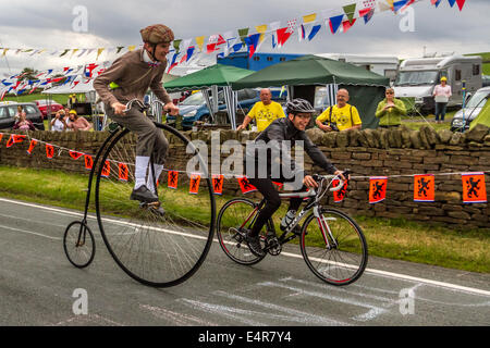 6 Luglio 2014 - ciclisti sulla bici di tutte le forme e dimensioni godono di cancellare le strade prima Le TdF proveniente attraverso Silsden, Yorkshire Foto Stock