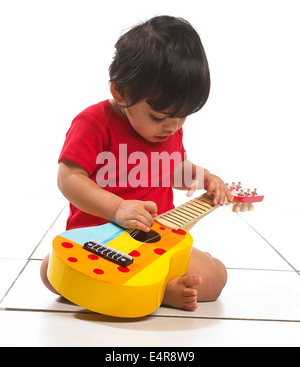 Piccolo Ragazzo (16 mesi) con chitarra colorati Foto Stock