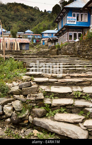 Il Nepal, Pokhara, Ghorepani, gradini in pietra nel villaggio passato Barahi Guest House Foto Stock