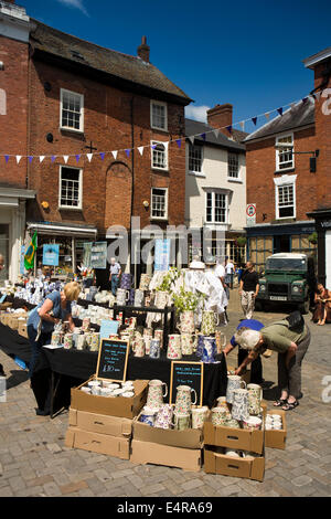 Regno Unito, Inghilterra, Shropshire, Ludlow, Piazza Castello, mercato all'aperto, gli acquirenti in stallo in ceramica Foto Stock