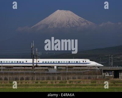 Treno Shinkansen in direzione Est nei pressi del Monte Fuji Foto Stock