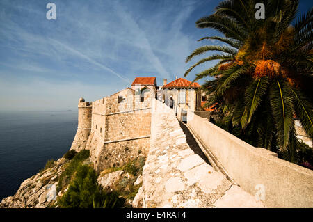 L'Europa, Croazia, Dubrovnik, i turisti a piedi le mura della città vicino al Fort Bokar (Tvrđava Bokar) Foto Stock