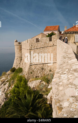 L'Europa, Croazia, Dubrovnik, i turisti a piedi le mura della città vicino al Fort Bokar (Tvrđava Bokar) Foto Stock