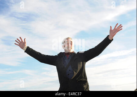 Scrittore e artista John Byrne su Calton Hill a Edimburgo. Foto Stock