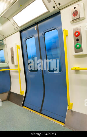 Close-up all'interno dello sportello del treno Foto Stock