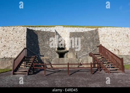 Questo edificio è Patrimonio mondiale dell'UNESCO. Newgrange è di oltre 5000 anni. Situato nella contea di Meath, Irlanda, la sua più fa Foto Stock