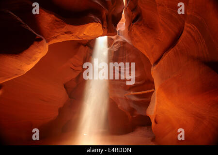 Albero della luce nella parte superiore Antelope Canyon, vicino a pagina, Navajo Nation, Arizona, Stati Uniti d'America Foto Stock