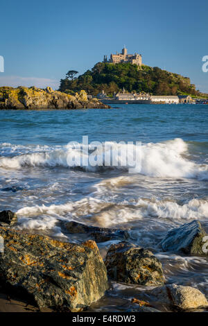 Alta Marea sotto le onde di marea isola di St Michael's Mount, Marazion, Cornwall, Inghilterra Foto Stock