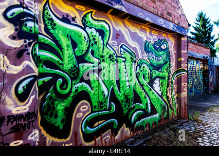 Graffiti sulle porte di garage in una strada di servizio Abington Northampton. Foto Stock