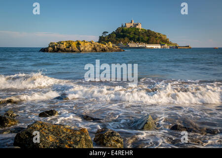 Alta Marea sotto le onde di marea isola di St Michael's Mount, Marazion, Cornwall, Inghilterra Foto Stock