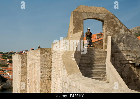 L'Europa, Croazia, Dubrovnik, i turisti a piedi le pareti vicino a Fort Bokar (Tvrđava Bokar) Foto Stock