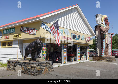 Iroquois kitsch stradale lungo il percorso 2 aka the Mohawk Trail, nei pressi di Charlemont, Massachusetts, STATI UNITI D'AMERICA. Foto Stock