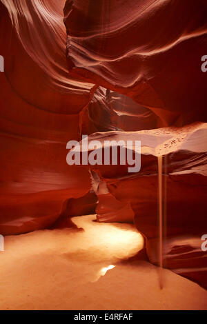 Sabbia riversando eroso formazioni di arenaria nella parte superiore Antelope Canyon, vicino a pagina, Navajo Nation, Arizona, Stati Uniti d'America Foto Stock