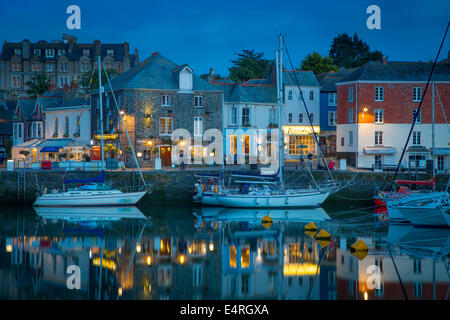 Twilight su Harbour Village di Padstow, Cornwall, Inghilterra Foto Stock