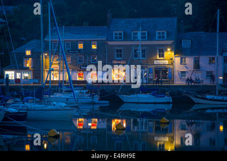 Twilight su Harbour Village di Padstow, Cornwall, Inghilterra Foto Stock