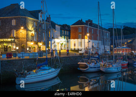 Twilight su Harbour Village di Padstow, Cornwall, Inghilterra Foto Stock