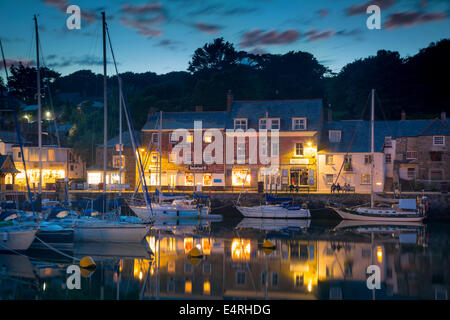 Twilight su Harbour Village di Padstow, Cornwall, Inghilterra Foto Stock