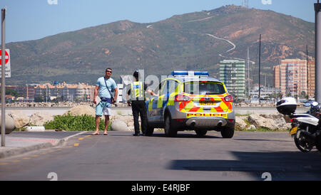 Gibilterra - Royal Gibilterra durante la polizia pattuglia di coste occidentali con la linea, Spagna chiaramente in background. Foto Stock