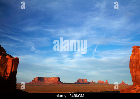 Fine luce su Monument Valley Navajo Nation, Utah e Arizona Border, STATI UNITI D'AMERICA Foto Stock