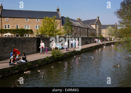 Regno Unito, Derbyshire, Peak District, Bakewell, visitatori sul percorso lungo il fiume, accanto al fiume Wye Foto Stock