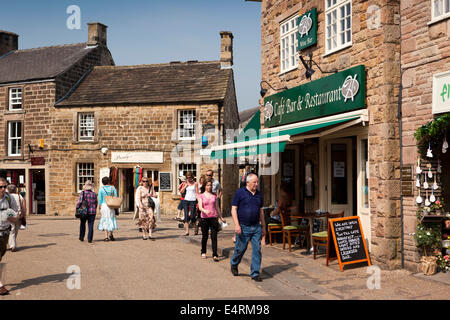 Regno Unito, Derbyshire, Peak District, Bakewell, i visitatori possono godere di Water Street negozi e cafe Foto Stock