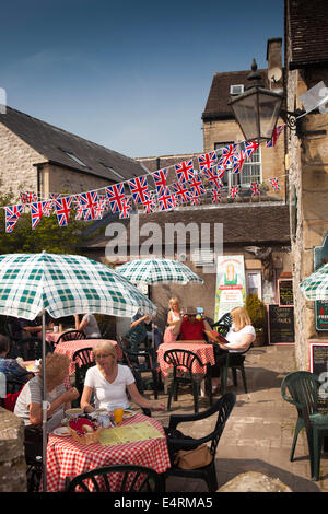 Regno Unito, Derbyshire, Peak District, Bakewell, Water Street, Tiroler Stuberl Austrian Coffee Shop, al fresco e diners Foto Stock