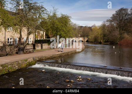 Regno Unito, Derbyshire, Peak District, Bakewell, fiume Wye weir Foto Stock