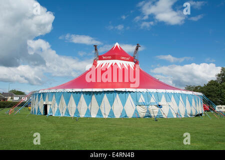 Il Grande Circo di capretto big top in un assolato pomeriggio di estate. Foto Stock