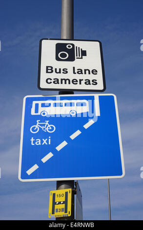 Segnale di avvertimento di telecamere nella corsia degli autobus regno unito Foto Stock