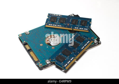 Questa immagine mostra un disco rigido SATA e due RAM moduli di memoria isolate su uno sfondo bianco, il componente sono visibili i cavi Foto Stock