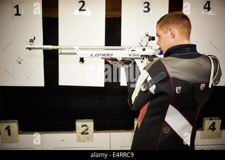 Dan fiumi pratica utilizzando un Walther air rifle a Wantage tiro al bersaglio Club Foto Stock