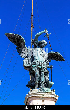 "L'Italia, Roma. Castel Sant'Angelo. Angelo di bronzo ''arcangelo Michele'' da Pieter Verschaffelt', Italien, Rom. Engelsburg. Bronzeenge Foto Stock