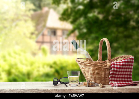 Picnic per una sola persona in un paesaggio di campagna Foto Stock