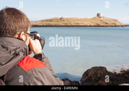 Giovane fotografo in costa Foto Stock