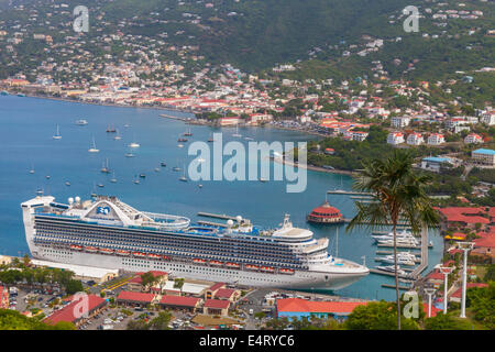 Una nave da crociera nel porto di Charlotte Amalie, san Tommaso, Isole Vergini Americane visto dal punto di paradiso Foto Stock
