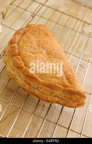 Fresco cotto al forno tradizionale Cornish pasty raffreddamento su un rack Foto Stock