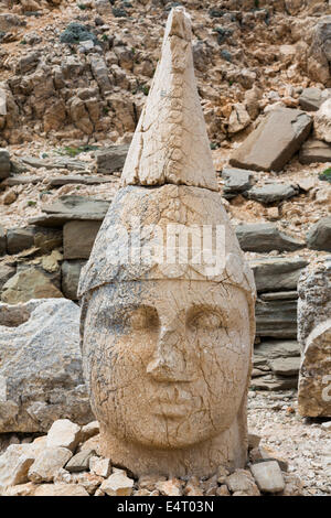 Testa della statua di Apollo Helios Mitra Hermes, est terrazza, Nemrut o Nemrud Daghia, Anatolia, Turchia Foto Stock