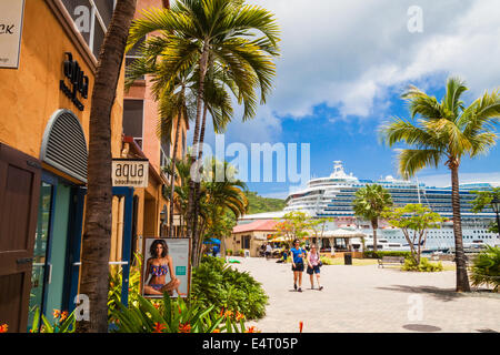 Una nave da crociera nel porto di Charlotte Amalie, san Tommaso, Isole Vergini Americane visto da di dockside shopping centre Foto Stock