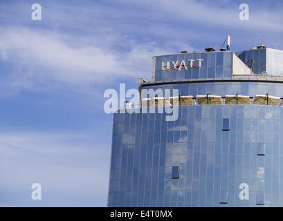 Luglio 15, 2014 - Moderno hotel a 5 stelle ''Hayatt'' nel centro di Kiev, Ucraina contro il cielo blu (credito Immagine: © Igor Golovniov/ZUMA filo) Foto Stock