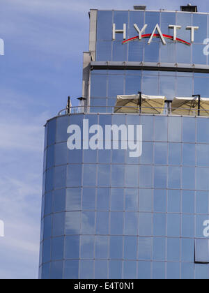 Luglio 15, 2014 - Moderno hotel a 5 stelle ''Hayatt'' nel centro di Kiev, Ucraina contro il cielo blu (credito Immagine: © Igor Golovniov/ZUMA filo) Foto Stock