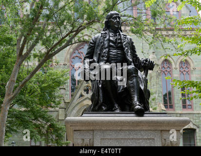 Benjamin Franklin statua, nella parte anteriore del College Hall dell'Università di Pennsylvania, Philadelphia Foto Stock